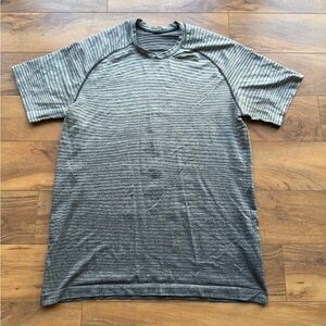 Lululemon Metal Vent Tech Performance Shirt Striped Top U3 Gray Ombre Men’s Sz L